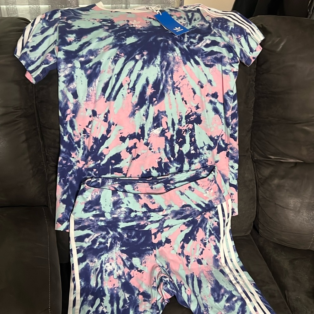 NWT. Women’s size 1 X Adidas Tye Die Set